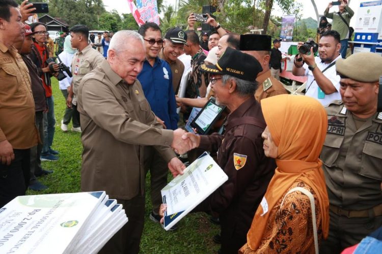 Isran Noor Salurkan Bantuan Sosial sebesar Rp150 juta. Kepada Sekretariat Lembaga Kesejahteraan Sosial Lanjut Usia (SKSLU)