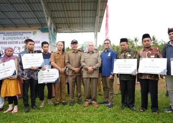 Gubernur Kaltim Isran Noor Serahkan 523 Unit Alat Mesin Pertanian (Alsintan) Kepada Sejumlah Kelompok Tani di Kukar