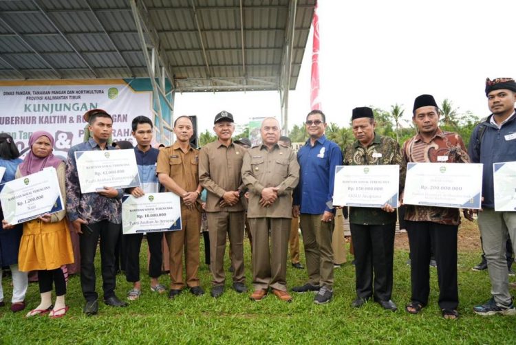 Gubernur Kaltim Isran Noor Serahkan 523 Unit Alat Mesin Pertanian (Alsintan) Kepada Sejumlah Kelompok Tani di Kukar