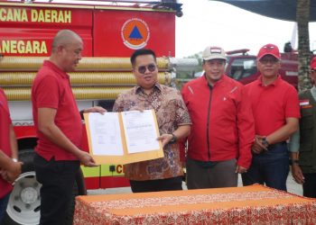 Wabup : Rendi Serahkan Satu Unit Mobil Pemadam Kebakaran Kepada Petugas Disdamkar dan BPBD Kukar