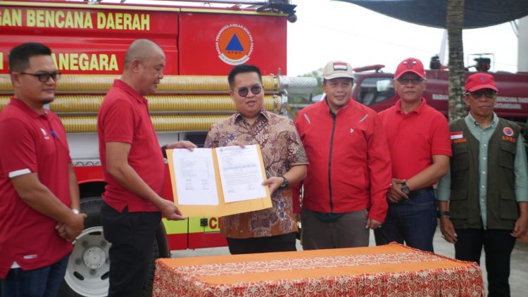 Wabup : Rendi Serahkan Satu Unit Mobil Pemadam Kebakaran Kepada Petugas Disdamkar dan BPBD Kukar