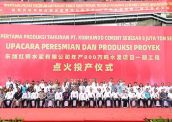 Sekretaris DPMPD Kaltim Eka Kurniati Turut Saksikan Peresmian Pabrik Semen di Kutim