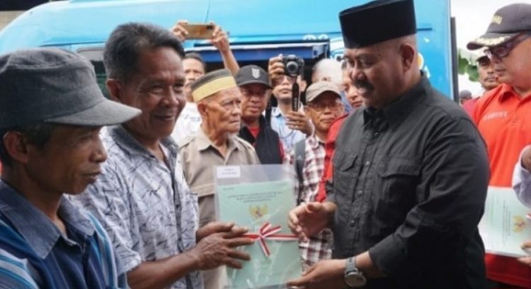 Bupati Kukar Serahkan Sertifikat Hak Atas Tanah