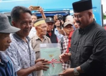 Bupati Kukar Serahkan Sertifikat Hak Atas Tanah