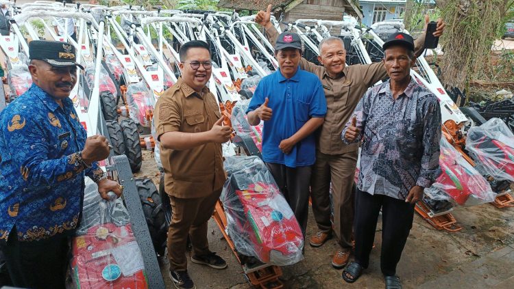 Kukar Swasembada Pangan, Wabup Kukar Salurkan Alsintan Kepada Petani