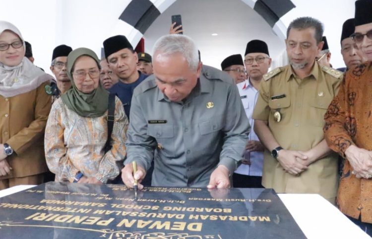 Isran Noor Resmikan Fasilitas Pendidikan Madrasah Darussalam Internasional di Jln H.A.M Rifaddin Kelurahan Harapan Baru, Loa Janan Ilir.    