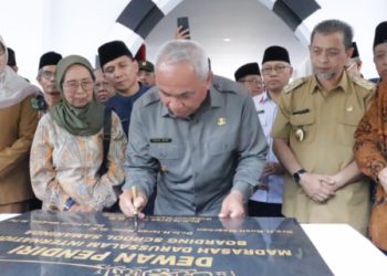 Isran Noor Resmikan Fasilitas Pendidikan Madrasah Darussalam Internasional di Jln H.A.M Rifaddin Kelurahan Harapan Baru, Loa Janan Ilir.    
