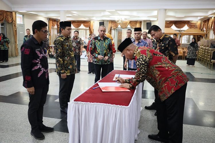 Bupati Kukar Lantik 16 Pejabat Administrator dan Pengawas