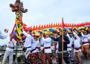 Merebahkan Tiang Ayu Jadi Penanda Erau Adat Pelas Benua 2023 Berakhir