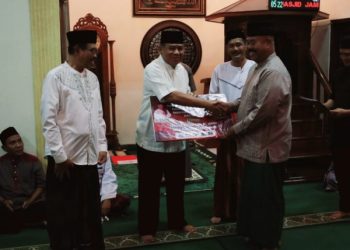 Safari Subuh Bupati Kukar  Serahkan Bantuan 150 Juta di Masjid Al Ikhlas Jalan Panjaitan, Loa Ipuh, Tenggarong.