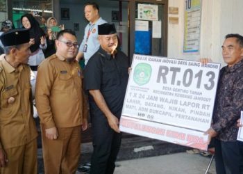 Bupati Serahkan Honor Pengurus RT dan Bantuan Untuk Petani Desa Genting Tanah