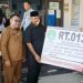 Bupati Serahkan Honor Pengurus RT dan Bantuan Untuk Petani Desa Genting Tanah
