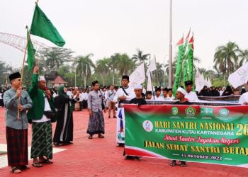Gelar Jalan Sehat  Pakai Sarung Kemanag Kukar Sambut Hari Santri Nasional Tahun 2923
