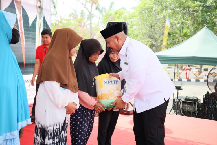 Gelar Gerakan Pangan Murah Bupati Kukar Serahkan bantuan Beras