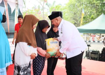  Gelar Gerakan Pangan Murah Bupati Kukar  Serahkan bantuan Beras