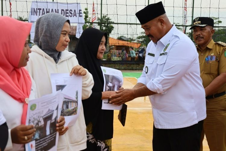 Pengentasan Kemiskinan Bupati Kukar Lakukan bedah Rumah Bagi Warga Pra Sejahtra