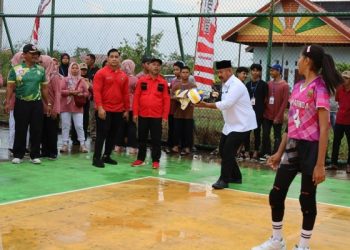 Bupati Kukar  Buka Open Turnamen Bola Volly Embalut Cup