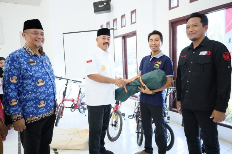 Bupati Kukar Beri Bantuan Sepeda Kepada Pokdarwis