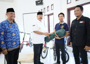 Bupati Kukar Beri Bantuan Sepeda Kepada Pokdarwis