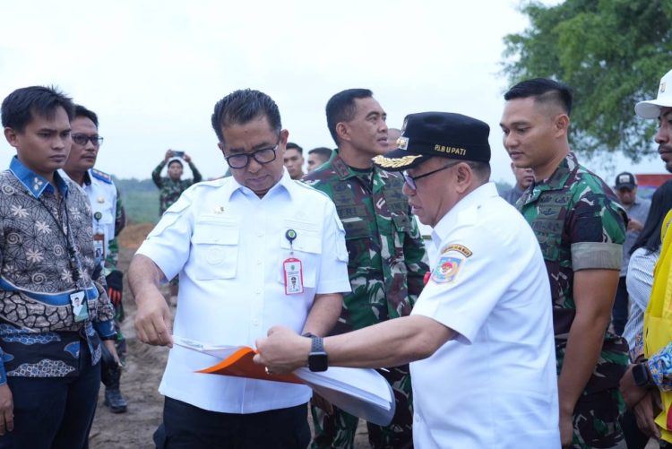 ket foto :Pj Gubernur Kaltim, Akmal Malik saat meninjau lokasi pembangunan Bandara VVIP di IKN.