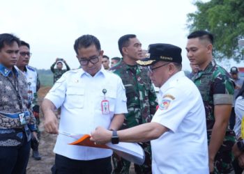 ket foto :Pj Gubernur Kaltim, Akmal Malik saat meninjau lokasi pembangunan Bandara VVIP di IKN.