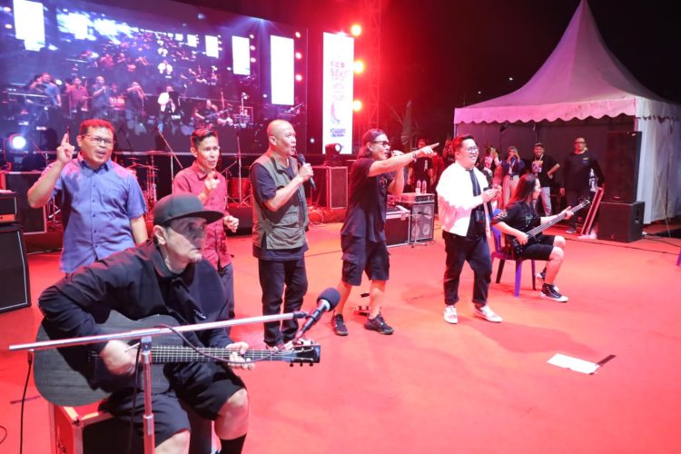 Wabup Kukar Tutup Fesival Seni Budaya Nusantara  di Lapangan Muara Badak