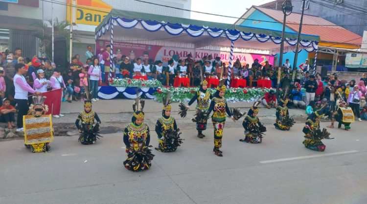 Bupati dan Wabup Melepas Pawai Kirab Budaya Menyemarakkan HUT ke-24 Kabupaten Kutim