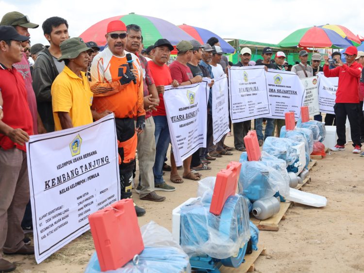 Nelayan Muara Badak Terima Bantuan  Bupatik 250 Mesin dan Bibit Bandeng