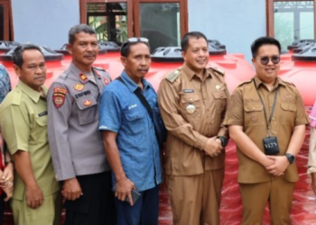 Wabup Kukar Rendi Serahkan 237 Tandon Air ke  Warga Kelurahan Margomulyo Kecamatan Samboja Barat   