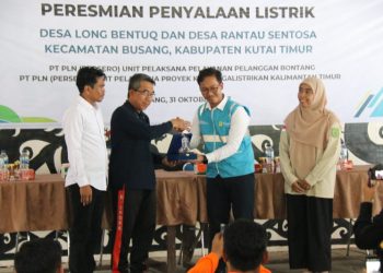 Didukung PLN, Bupati Resmikan Listrik 24 Jam di Busang