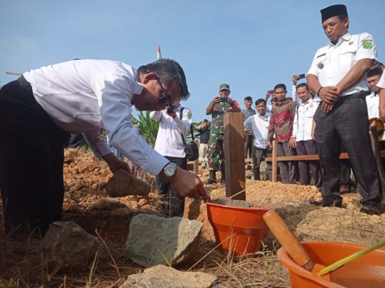 Bupati Kutim Resmikan Pembangunan Kantor Desa Segoi Makmur