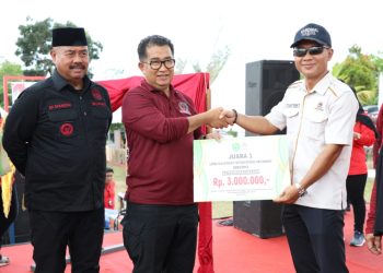 Pj Gubernur Serahkan Hadiah Pemenang Lomba BBGRM Tingkat Provinsi Kaltim