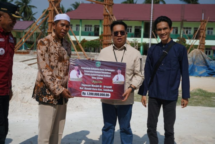 Wabup Serahkan Bantuan Rehabilitasi Rumah Ibadah Rp 1,2 M Kepada Masjid Ponpes Al-Arsyadi Samboja