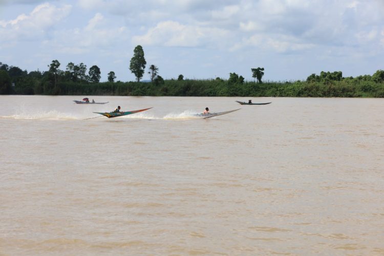Final Balap Ketinting di Dermaga Desa Muara Kaman di Saksikan Edy Damansyah