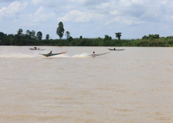 Final Balap Ketinting di Dermaga Desa Muara Kaman di Saksikan Edy Damansyah
