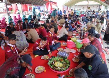 Bupati Ikut Makan Beseprah Di Muara Kaman, Dalam Rangka Peringatan Hari Pahlawan