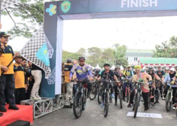 PJ Gubernur Kaltim Akmal Malik Lepas Gowes Jalan Sehat Peringati Hari Kesehatan Nasional ke-59 Provinsi Kaltim Tahun 2023