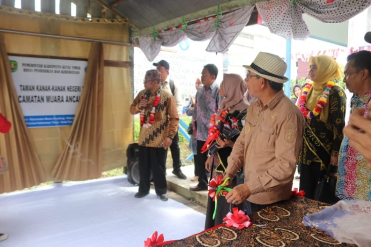 Bupati Ardiansyah Sulaiman Meresmikan TK Negeri 3 Muara Ancalong