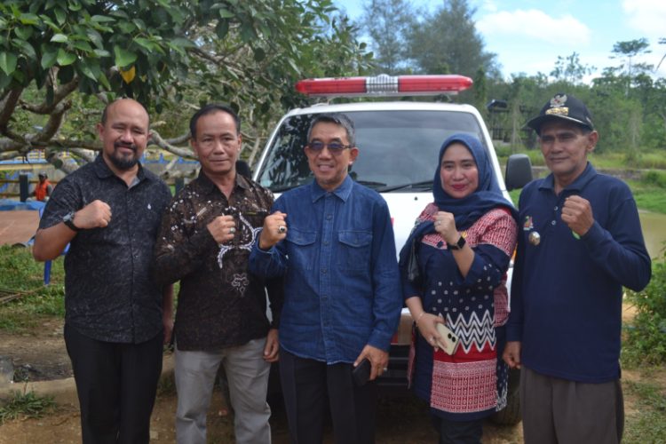 Ardiansyah Sulaiman Serahkan Ambulans untuk Dua Desa di Kabun