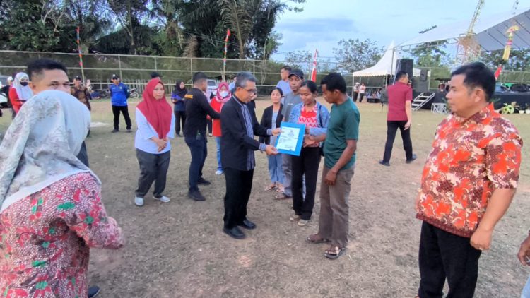 Pasutri di Ranpul Terima Buku Nikah Warga Hingga KTP-el