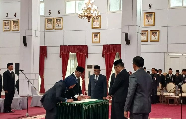 Pj Gubernur Lantik 14 Pejabat Administrator dan Pengawas Lingkup Pemprov Kaltim
