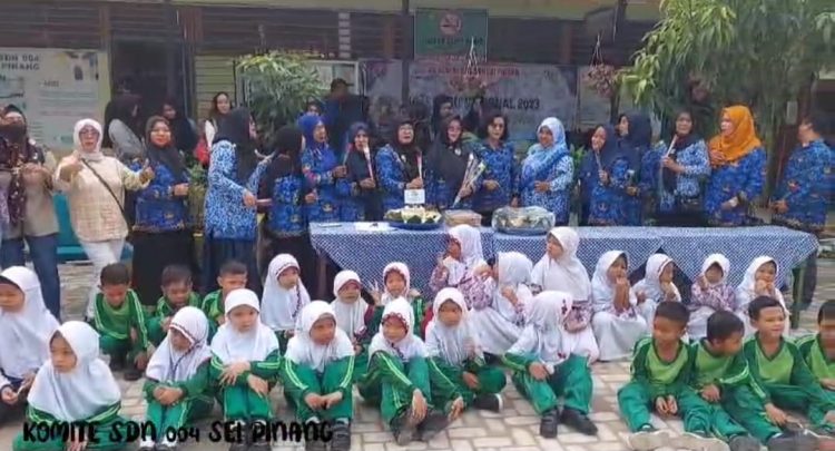 Komite dan Paguyuban Orang Tua Murid SD N 004 Sungai Pinang,Meriahkan Hari Guru   