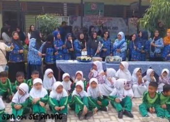 Komite dan Paguyuban Orang Tua Murid SD N 004 Sungai Pinang,Meriahkan Hari Guru   