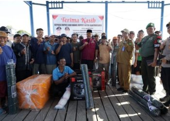 Bupati Kukar  Edi Damansyah Beri Bantuan Kepada Nelayan di Hulu Mahakam