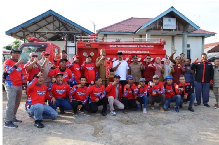 Bupati Kukar Serahkan Satu Unit Mobil Pemadam Kebakaran