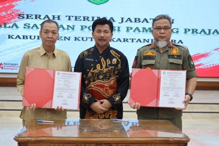 Sekda  Sunggono   Hadiri Sertijab Kepala Satuan Pol PP Kukar