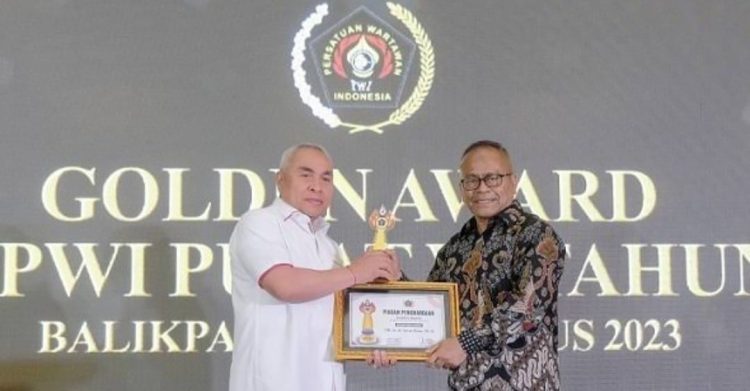 Di Nilai Peduli Olahraga Gubernur dan Wali Kota Samarinda Menerima penghargaan Anugerah Siwo Golden Award 2023