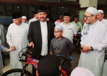 Motivasi  Agar Tidak Tinggalkan Sholat Bupati Beri Sepeda Kepada Anak-anak di Kukar.   