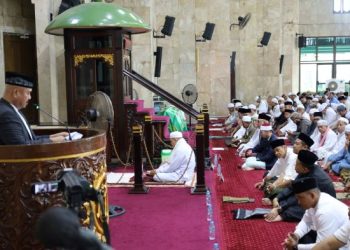 Bupati Kukar Sholad Id di Masjid Agung Sultan Adji Muhammad Sulaiman