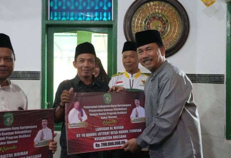 Sekda Kukar Safari Ramdhan di Kec Anggana Bantu Perlengkapan Ibadah dan Sembako